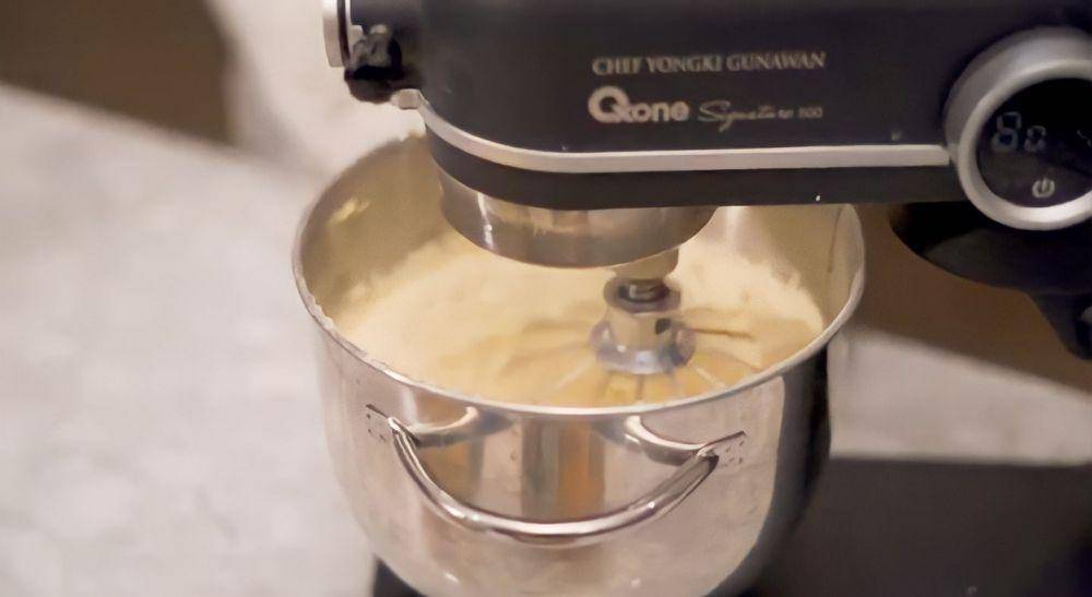 mixer bahan A (YouTube.com/Yongki Gunawan)