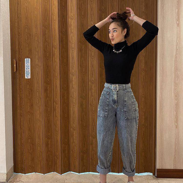 inspirasi outfit dengan knitwear (instagram.com/caitlinhalderman)