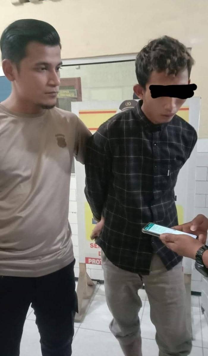 Pelaku pembunuh ibu dan anak di langkat, berbaju kemeja hitam jongkong diamankan polisi (IDN Times/ istimewa)