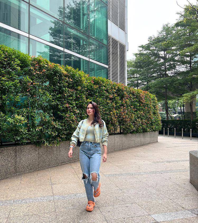 inspirasi outfit dengan knitwear (instagram.com/tissabiani)
