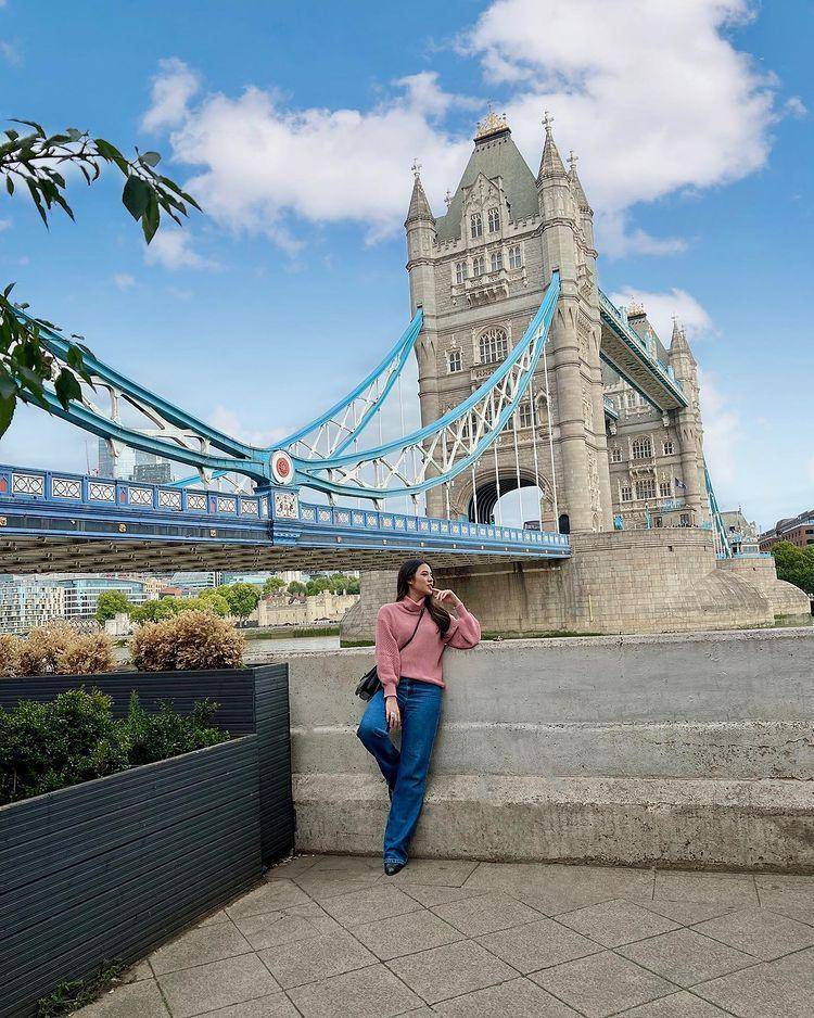 inspirasi outfit dengan knitwear (instagram.com/raisa6690)