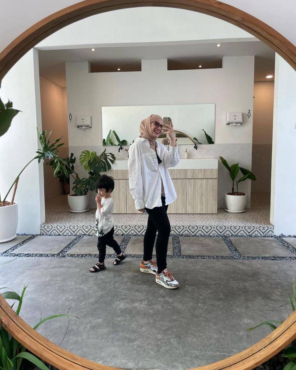 potret Putri Anne asuh anak tanpa suami (instagram.com/anneofficial1990)