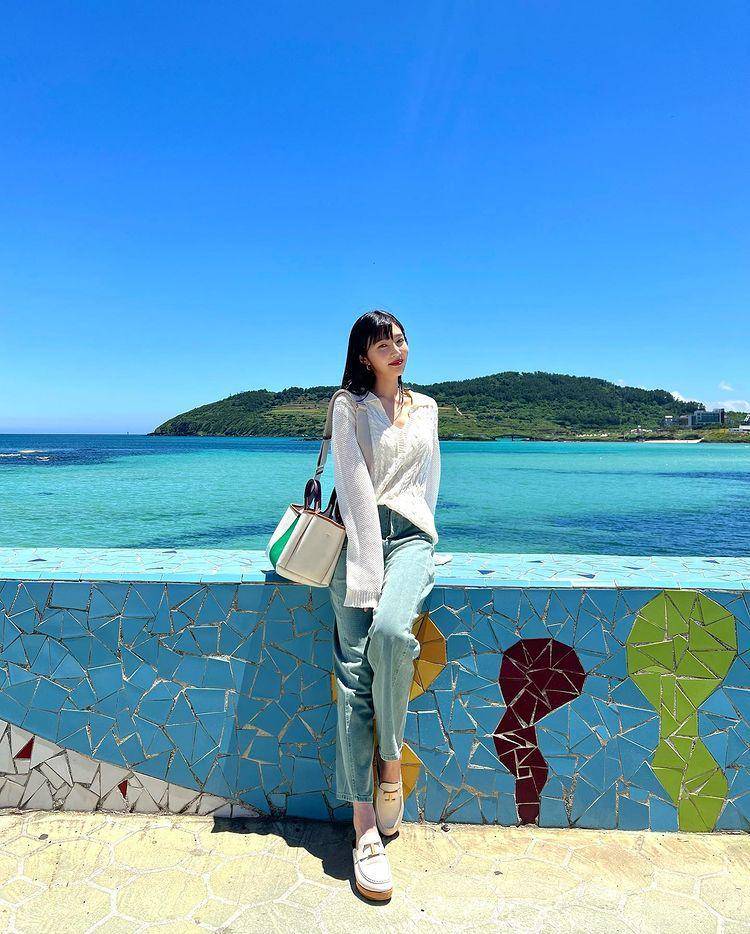 inspirasi outfit dengan knitwear (instagram.com/_imyour_joy)