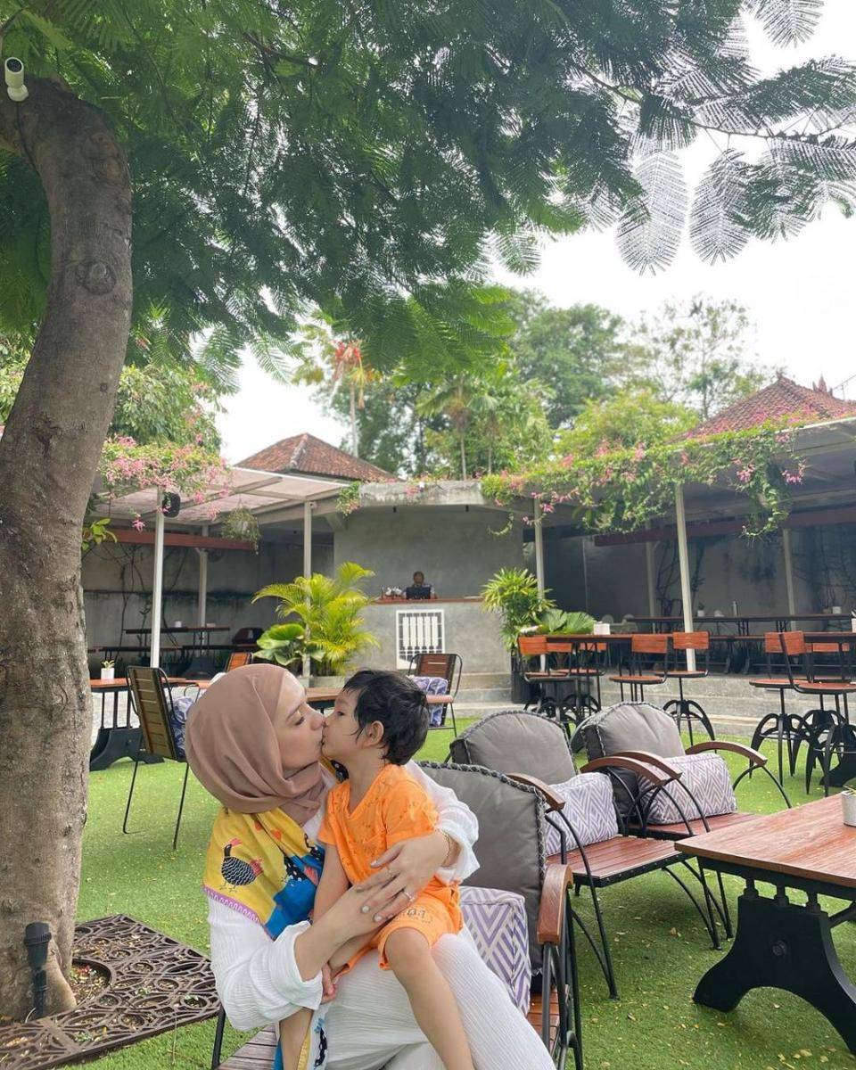 potret Putri Anne asuh anak tanpa suami (instagram.com/anneofficial1990)