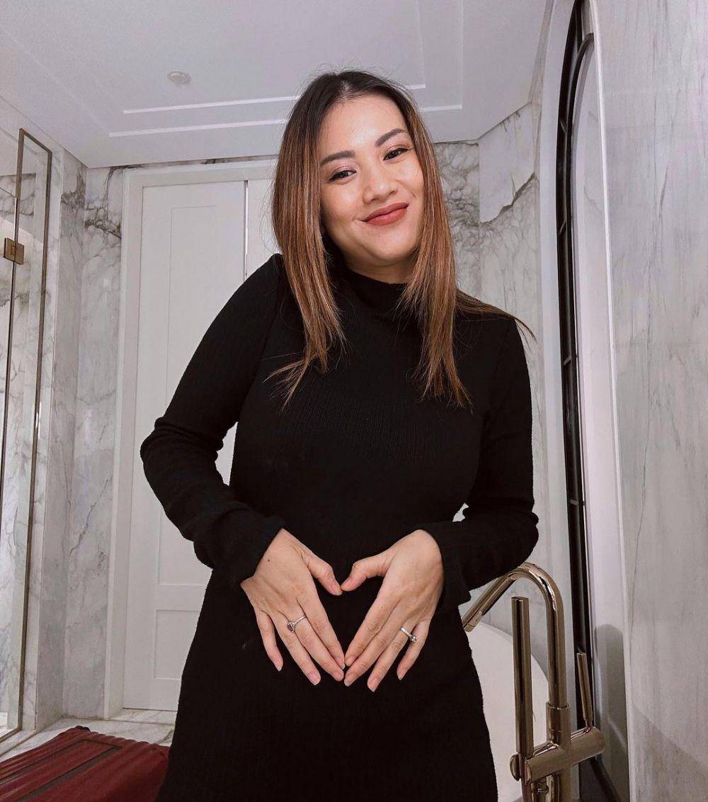 potret Atries Angel dengan baby bump (instagram.com/atriesangel)