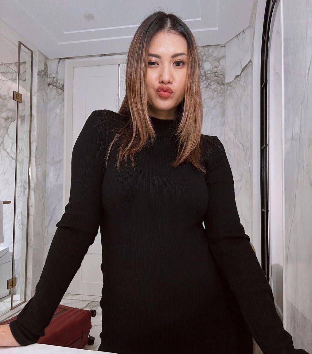 potret Atries Angel dengan baby bump (instagram.com/atriesangel)