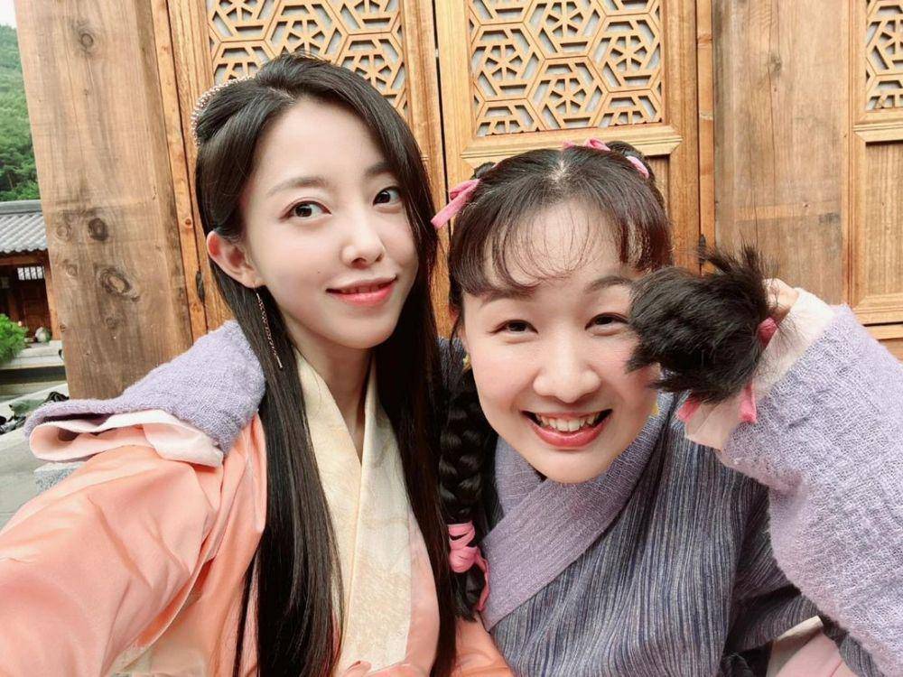 potret Hong Seo Hee di balik layar drakor Alchemy of Souls: Light and Shadow (instagram.com/seohui_hong)