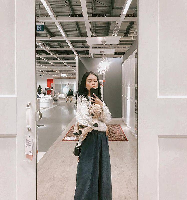inspirasi outfit dengan knitwear (instagram.com/hanggini)