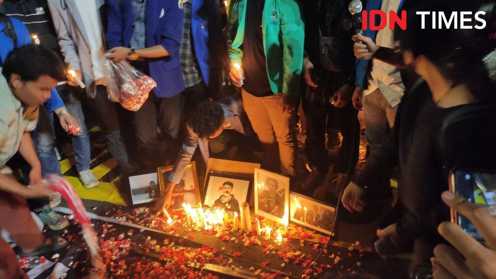 Demo di DPR, Mahasiswa Gelar Aksi Tabur Bunga buat Korban RKUHP 2019