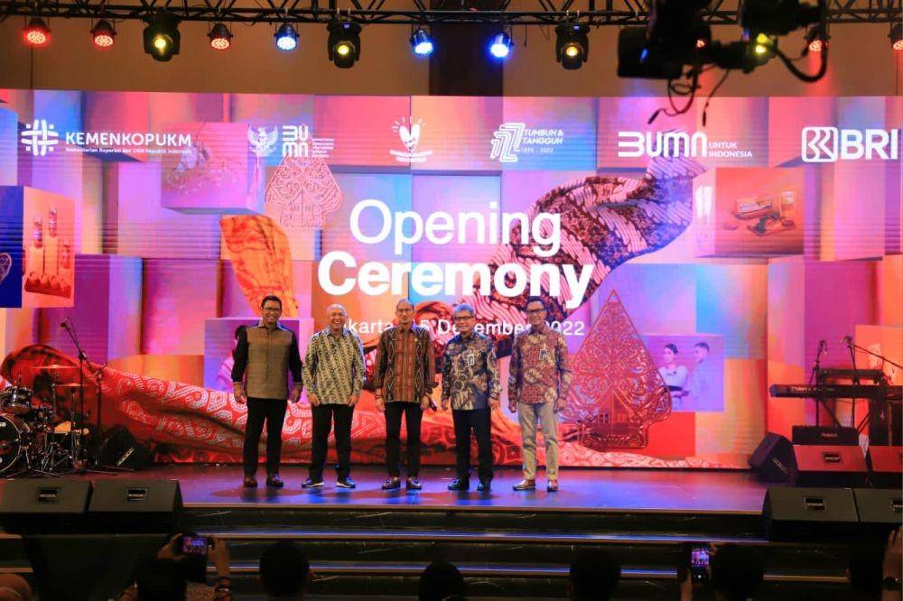 Opening Ceremony UMKM EXPO(RT) BRILIANPRENUER 2022, yang dihadiri oleh Menteri Koperasi dan UKM RI Teten Masduki, Menteri Pariwisata dan Ekonomi Kreatif RI Sandiaga Uno, bersama Direktur Utama BRI Sunarso, Kamis (15/12). (Dok. BRI)