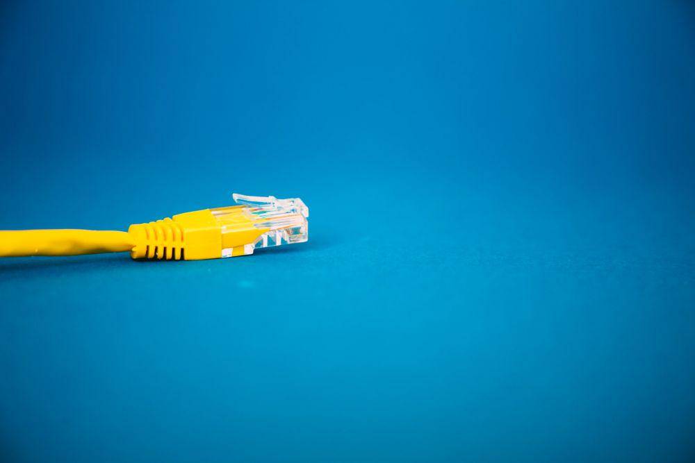 ilustrasi kabel LAN sederhana (unsplash.com/Markus Spiske)