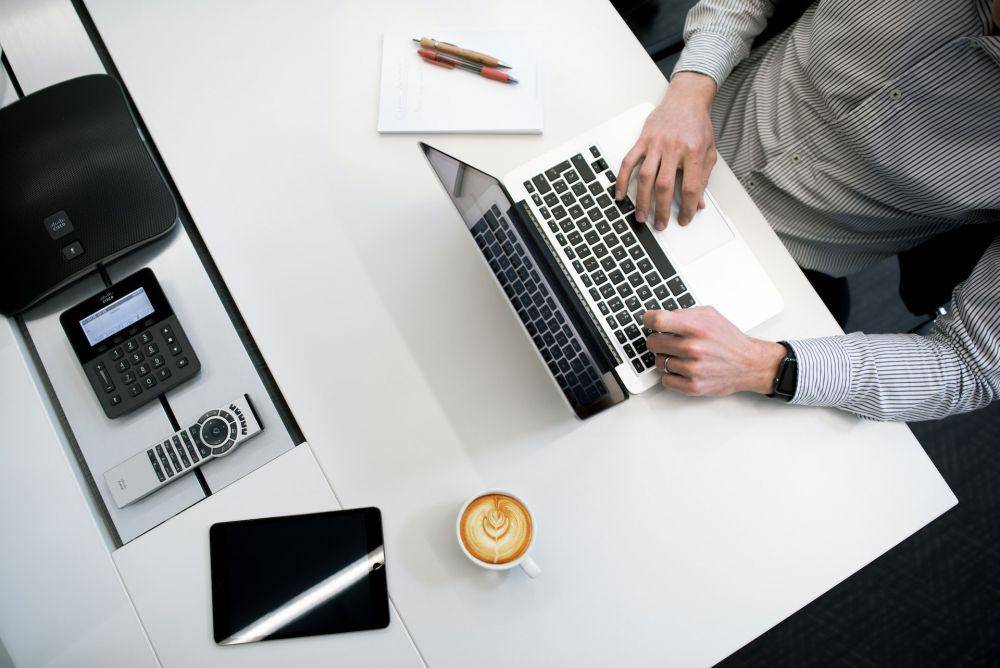 ilustrasi menggunakan laptop (unsplash.com/Tyler Franta)