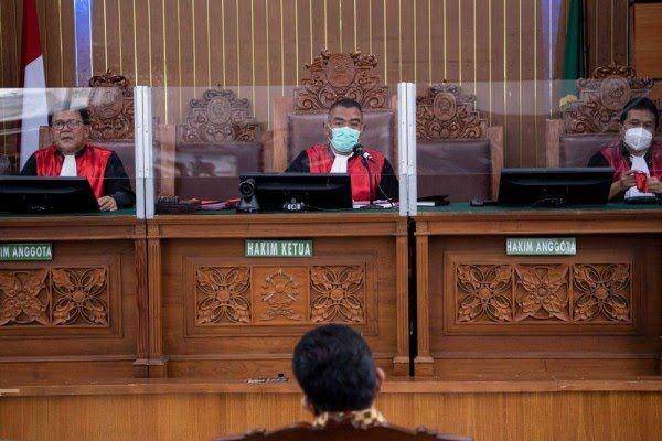 Terdakwa kasus pembunuhan Brigadir J, Ferdy Sambo (tengah) jelang sidang perdana di Pengadilan Negeri Jakarta Selatan, Senin (17/10/2022). (ANTARA FOTO/Sigid Kurniawan)