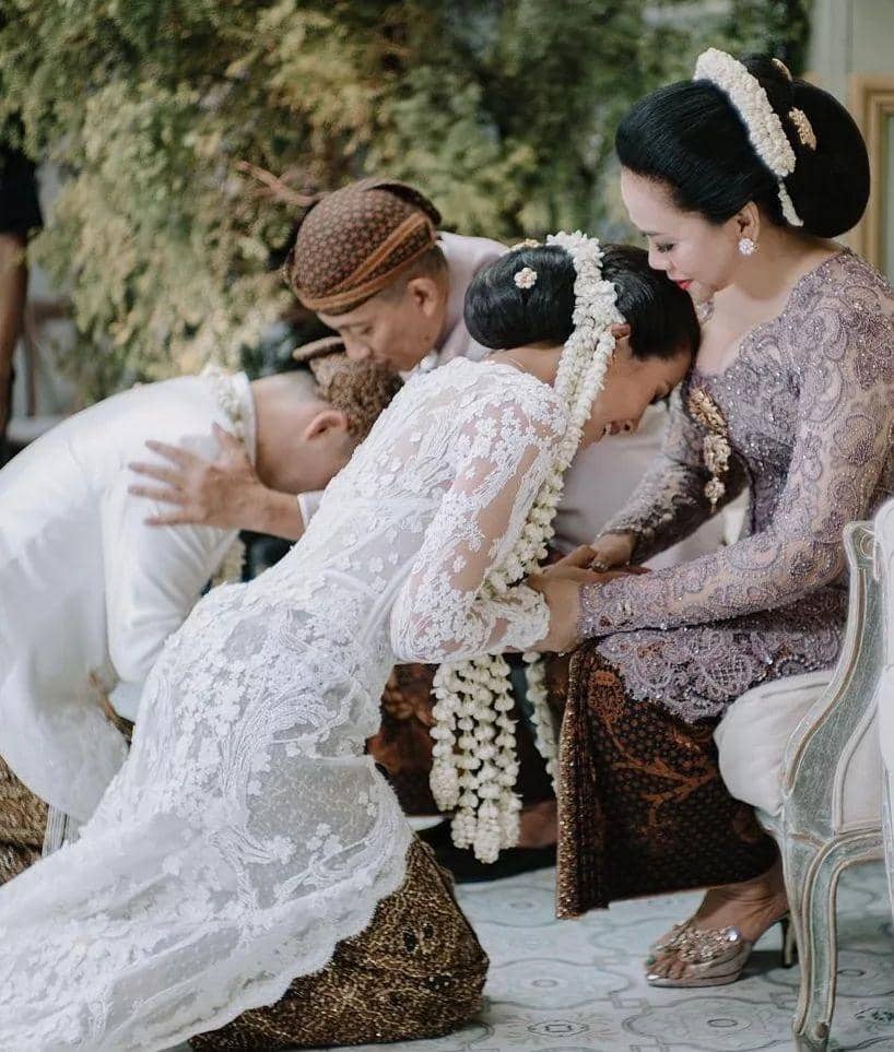 Busana Ibu di Pernikahan Anaknya (instagram.com/muren.s)