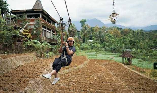 Wisatawan bermain flying fox. (Instagram/kampoengdjawi)