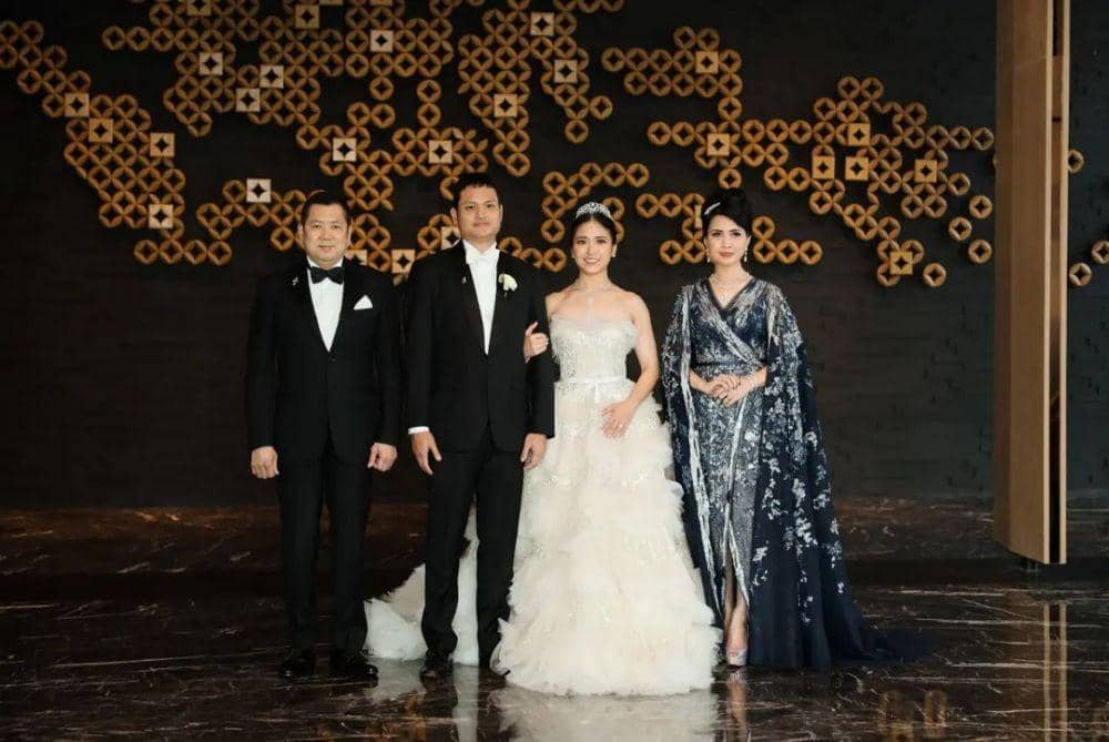 Busana Ibu di Pernikahan Anaknya (instagram.com/hary.tanoesoedibjo)