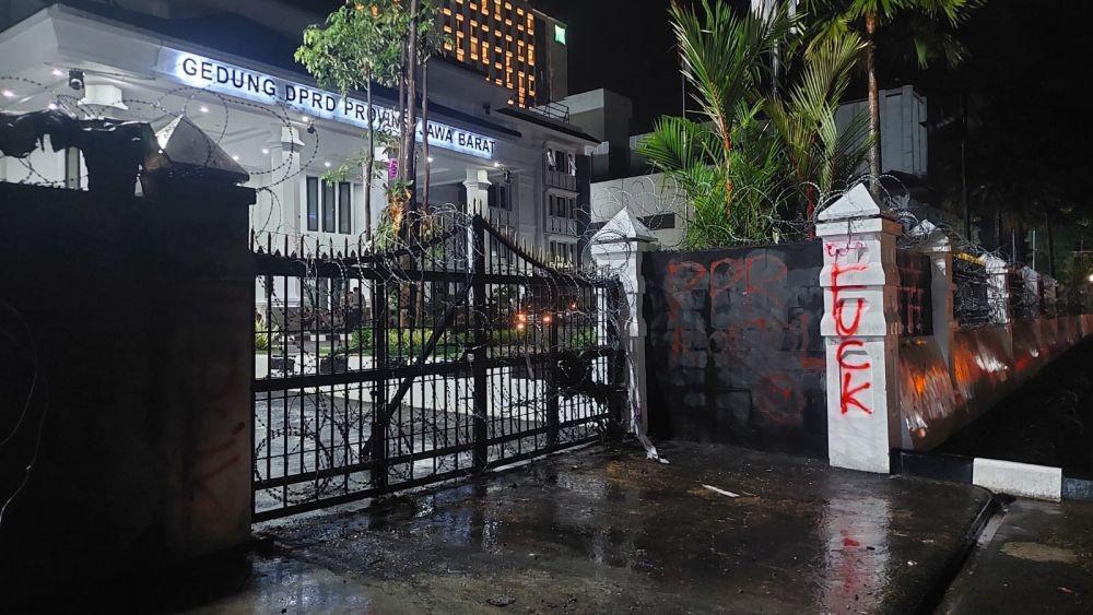 Demo Tolak RKHUP di Bandung Ricuh, Mahasiswa Lempar Bom Molotov