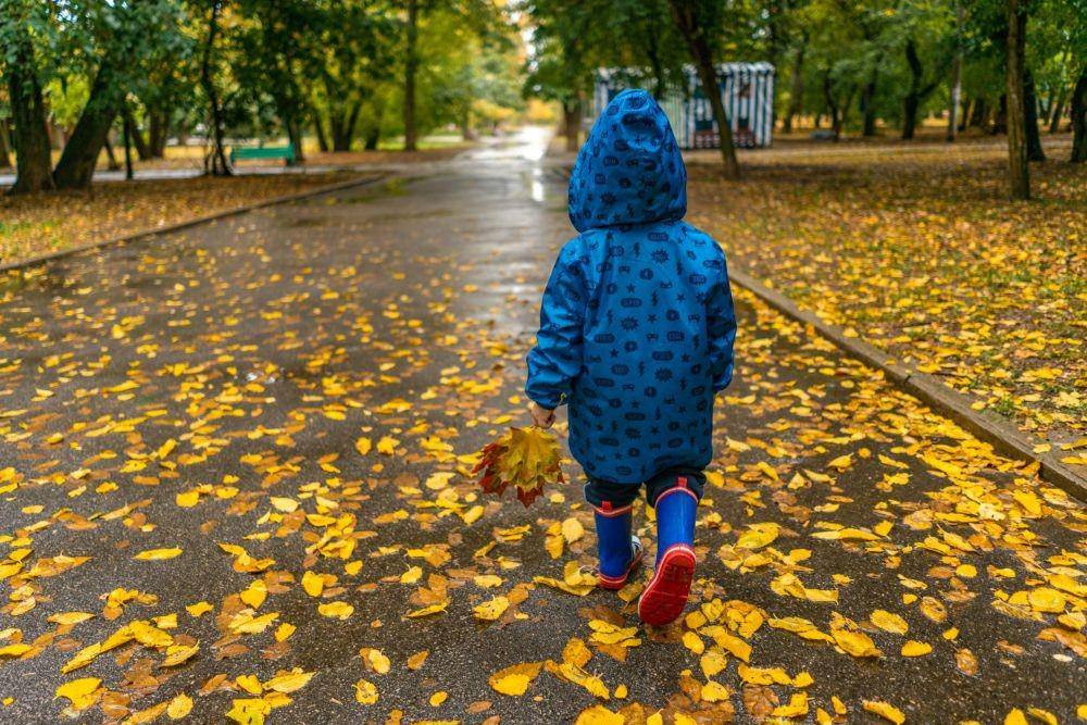 Jas hujan anak (pexels.com/Oleksandr Pidvalnyi)
