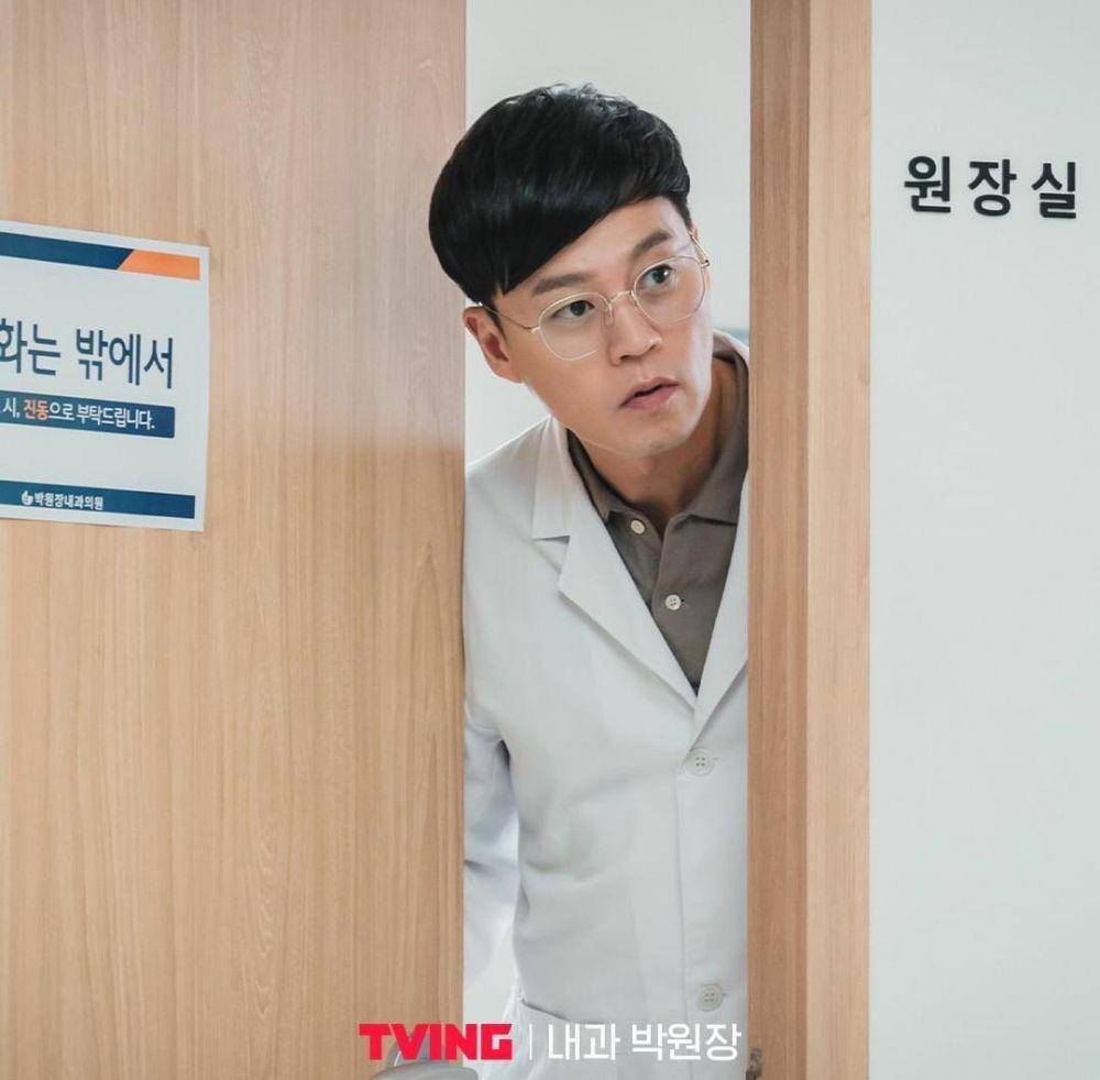 Lee Seo Jin di drama Dr. Park's Clinic (instagram.com/tving.official)