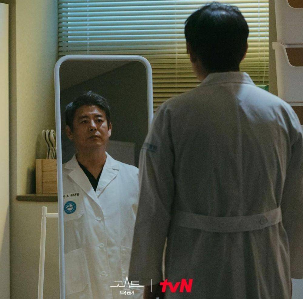 Sung Dong Il di drama Ghost Doctor (instagram.com/tvn_drama)