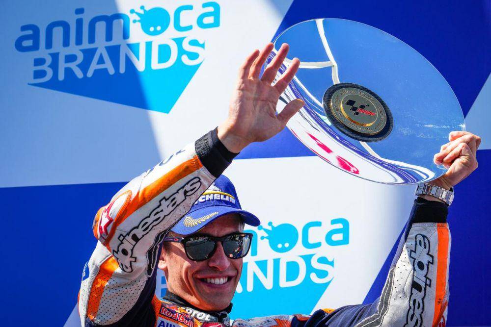 Marc Marquez mengangkat trofi setelah finis runner-up di GP Australia 2022 (motogp.com)