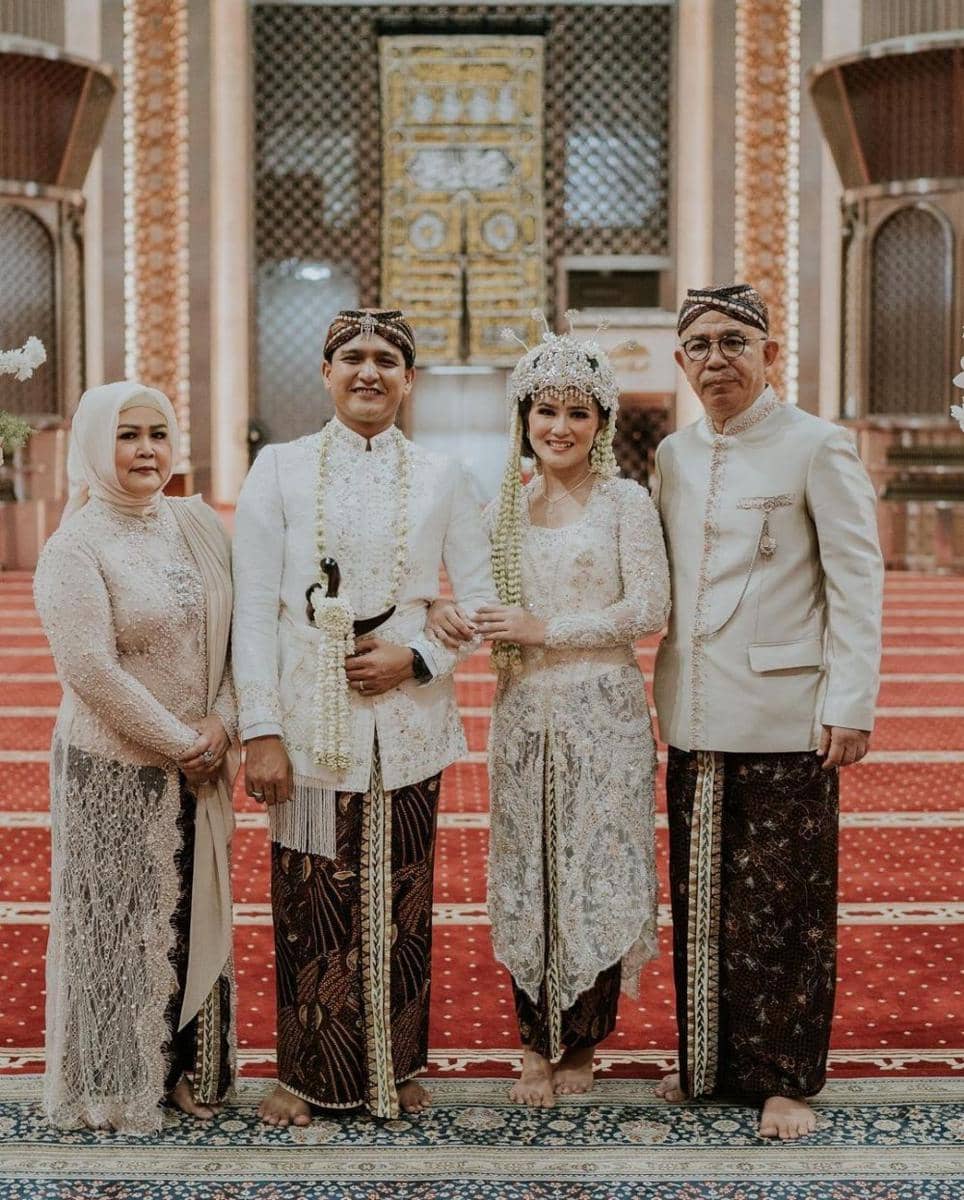 Busana Ibu di Pernikahan Anaknya (instagram.com/masayuclara)