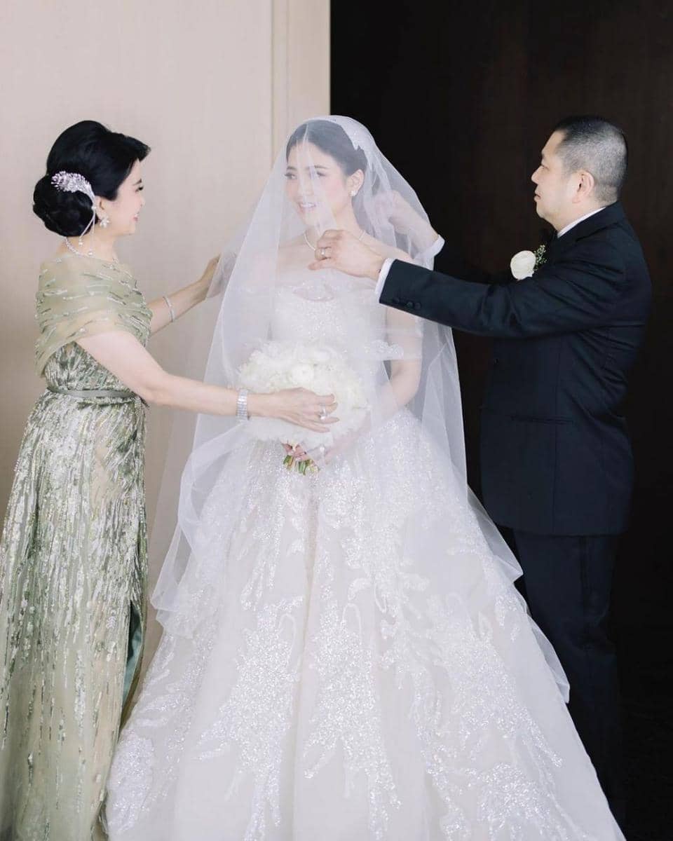 Busana Ibu di Pernikahan Anaknya (instagram.com/moirephoto)