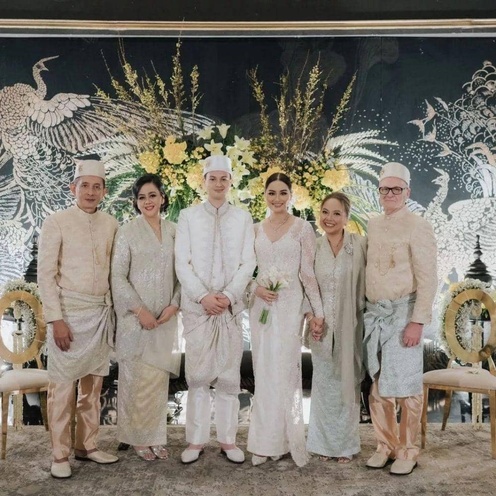 Busana Ibu di Pernikahan Anaknya (instagram.com/muren.s)