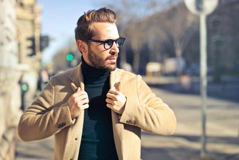 pria memegang jaket (pexels.com/Andrea Piacquadio)