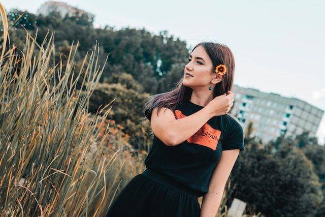 ilustrasi perempuan muda (pexels.com/Ion Ceban @ionelceban)