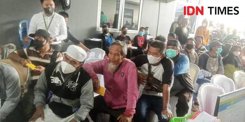 Para penerima BLT dari kelompok nelayan dan pengelola hasil perikanan di PPU (IDN Times/Ervan)