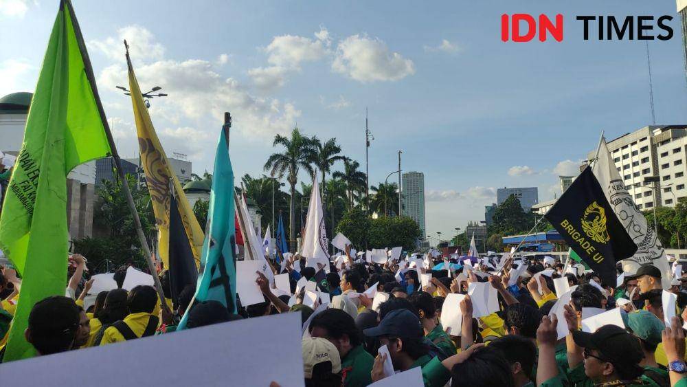 Ribuan mahasiswa yang tergabung dari berbagai perguruan tinggi menggelar aksi angkat kertas putih sebagai bentuk kekecewaan kepada DPR RI. (IDN Times/Yosafat Diva Bayu Wisesa)