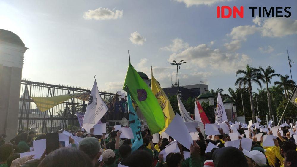 DPR Sahkan UU Ciptaker, Dema UIN: Bukti Oligarki Lebih Berdaulat!