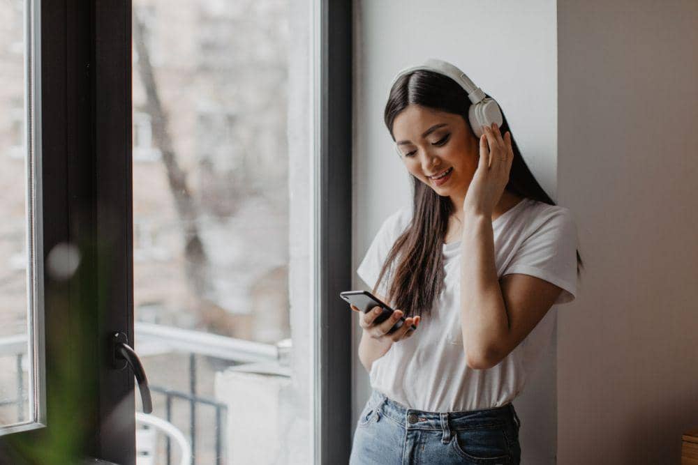 ilustrasi seorang wanita sedang mendengarkan musik