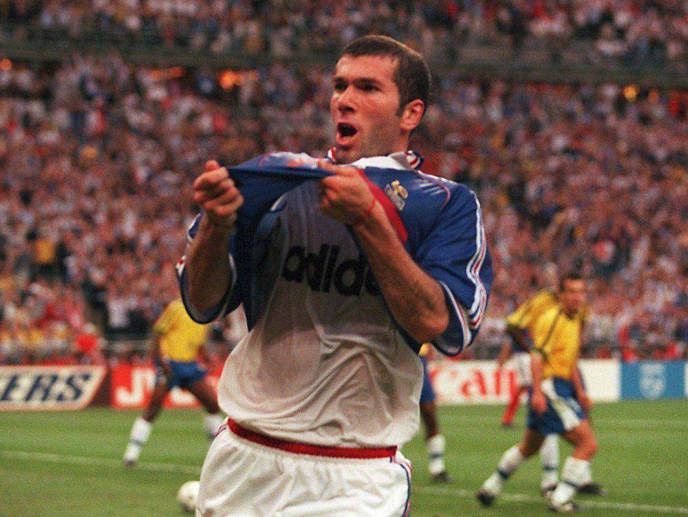 Zinedine Zidane merayakan gol di final Piala Dunia 1998. (fifa.com)
