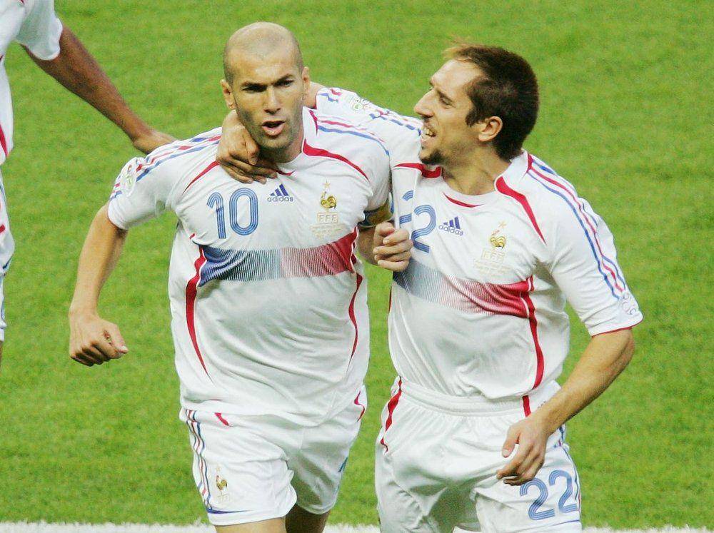 Zinedine Zidane merayakan gol di final Piala Dunia 2006 bersama Franck Ribery. (twitter.com/FIFAWorldCup)
