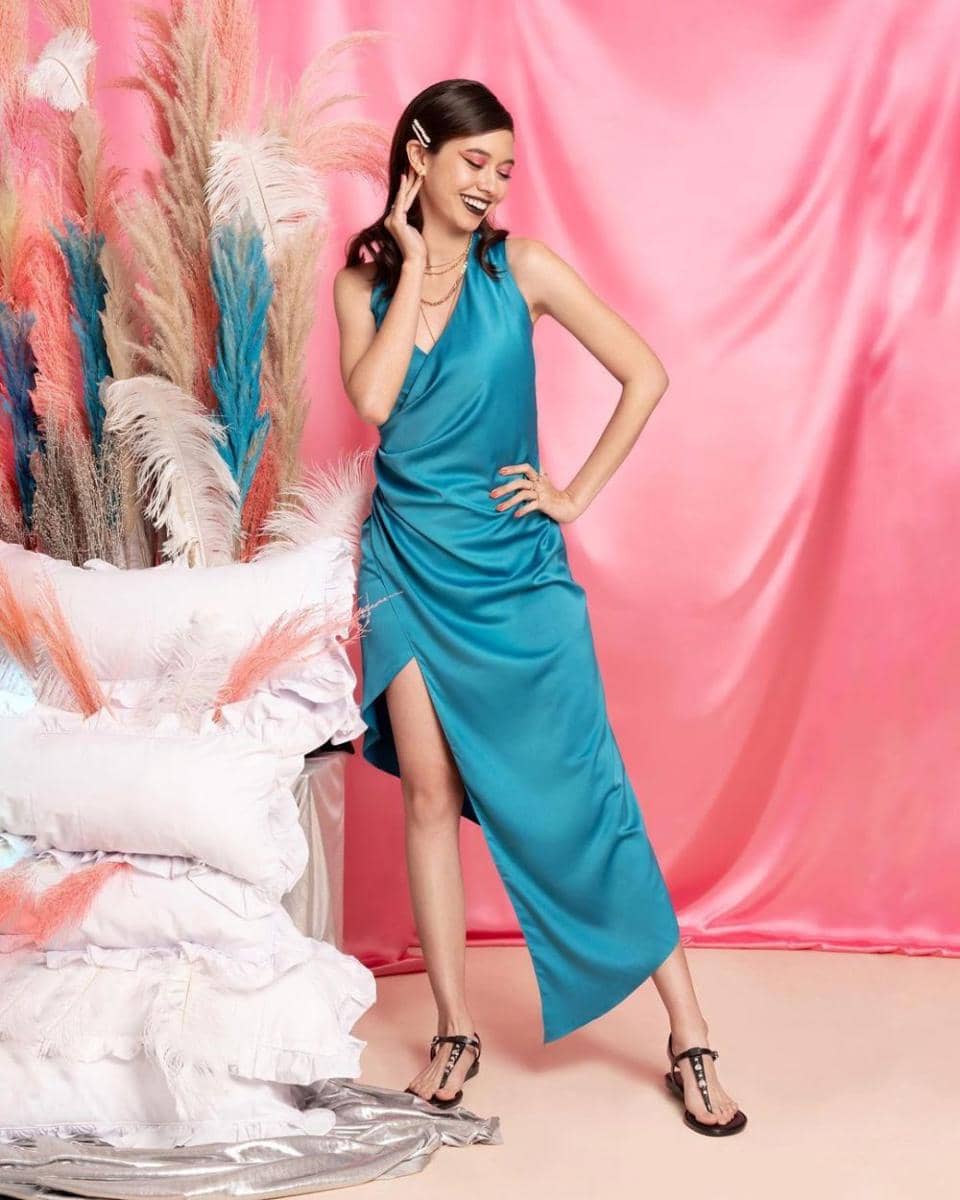 Dress asimetris ala Yuki Kato (instagram.com/yukikt)