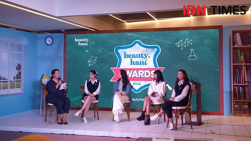 BeautyHaul Awards 2022 "BeautyHaul Empowers Your Beauty MVP", di Gedung Menara Tendean, Kamis (15/12/2022). (IDN Times/Aprodithe Kyrie)
