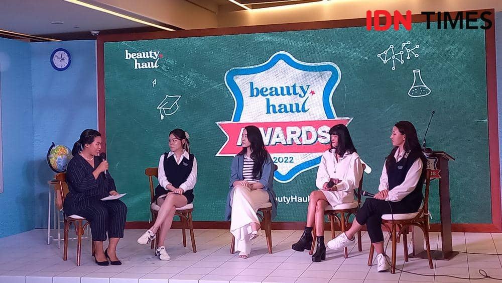 BeautyHaul Awards 2022 "BeautyHaul Empowers Your Beauty MVP", di Gedung Menara Tendean, Kamis (15/12/2022). (IDN Times/Aprodithe Kyrie)