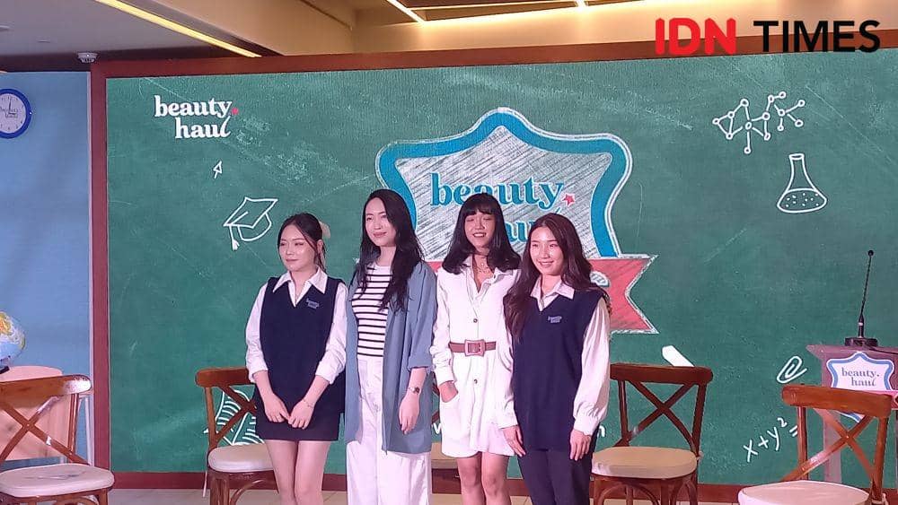 BeautyHaul Awards 2022 "BeautyHaul Empowers Your Beauty MVP", di Gedung Menara Tendean, Kamis (15/12/2022). (IDN Times/Aprodithe Kyrie)