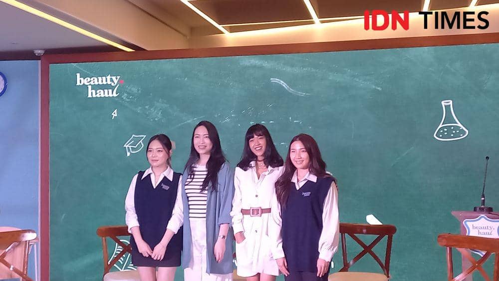 BeautyHaul Awards 2022 "BeautyHaul Empowers Your Beauty MVP", di Gedung Menara Tendean, Kamis (15/12/2022). (IDN Times/Aprodithe Kyrie)