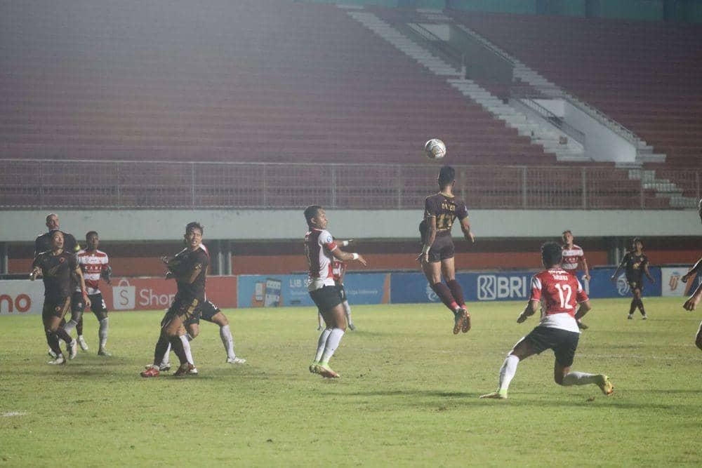 Salah satu momen pertandingan pekan ke-15 BRI Liga 1 2022-23 antara PSM Makassar versus Madura United di Stadion Maguwoharjo Sleman, 15 Desember 2022. (Dok. Ofisial PSM Makassar/Agung Dewantara)