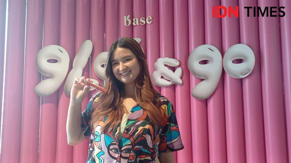 Stephanie Poetri di BASE Gloss & Go Liptint Launch Event, Alila SCBD, Jumat (16/12/2022). (IDN Times/Aprodithe Kyrie)