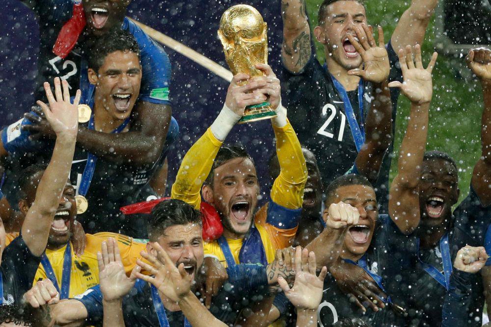 Hugo Lloris mengangkat trofi saat Prancis juara Piala Dunia 2018. (twitter.com/FrenchTeam)