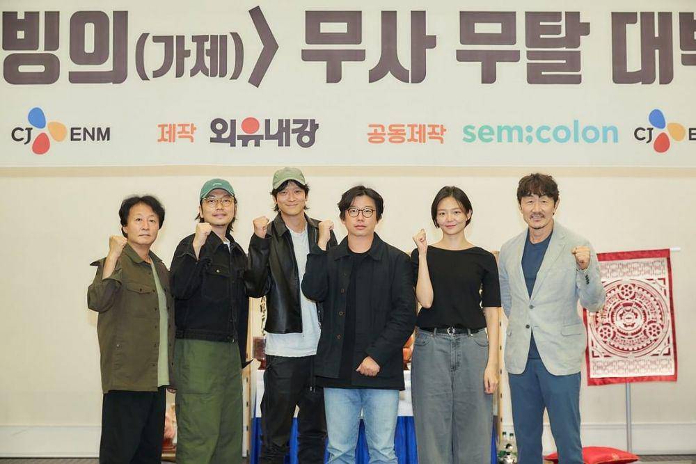 Kim Jong Soo, Lee Dong Hwi, Kang Dong Won, sutradara Kim Sung Sik, Esom, Heo Jun Ho untuk film Possesion (dok. CJ ENM Movie)