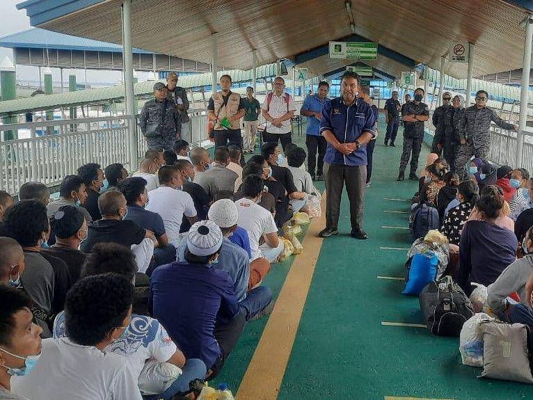 92 WNI/PMI bermasalah dipulangkan ke Indonesia dari Tawau, Malaysia. (dok. KRI Tawau)