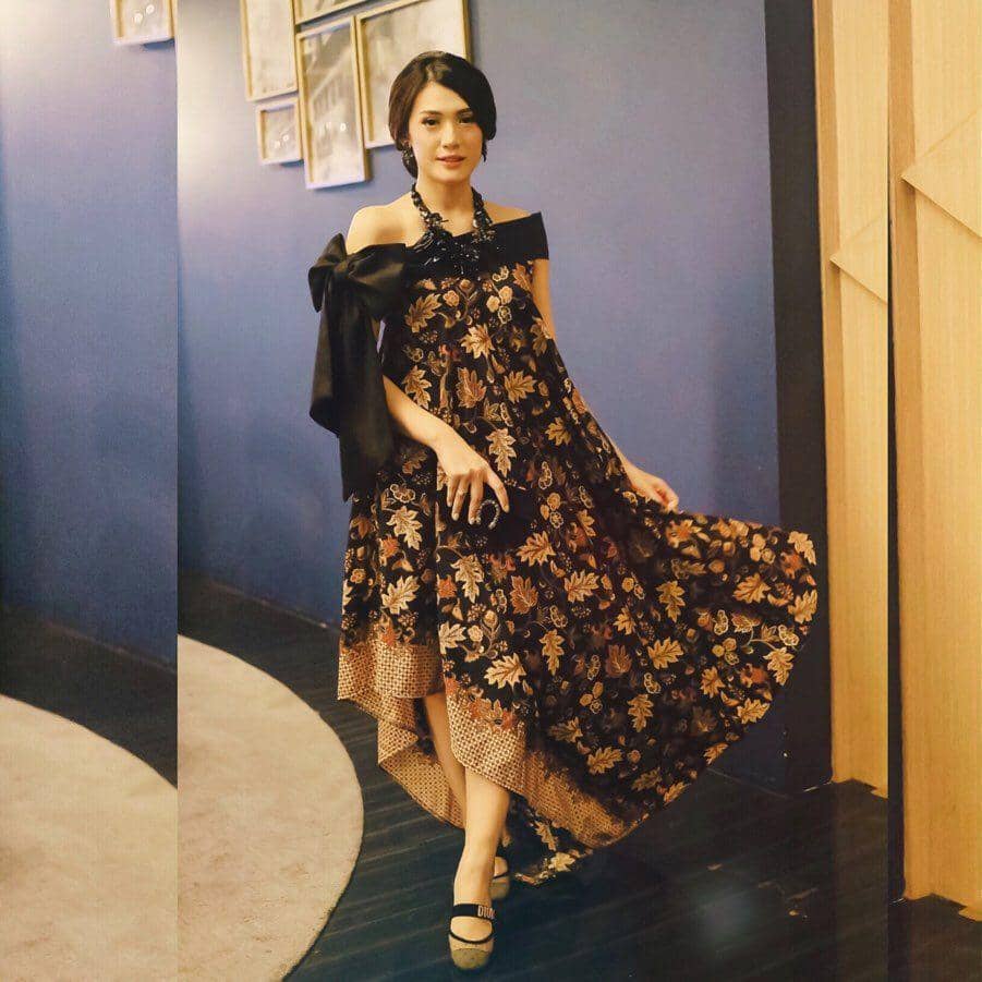 Dress asimetris ala Anissa Aziza (instagram.com/anissaaziza)