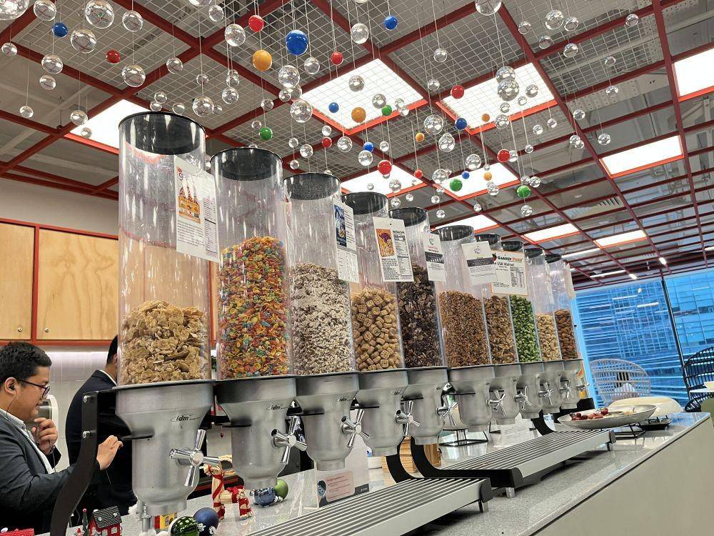 Terdapat aneka jenis sereal, granola, hingga kacang-kacangan. (IDN Times/Nena Zakiah)