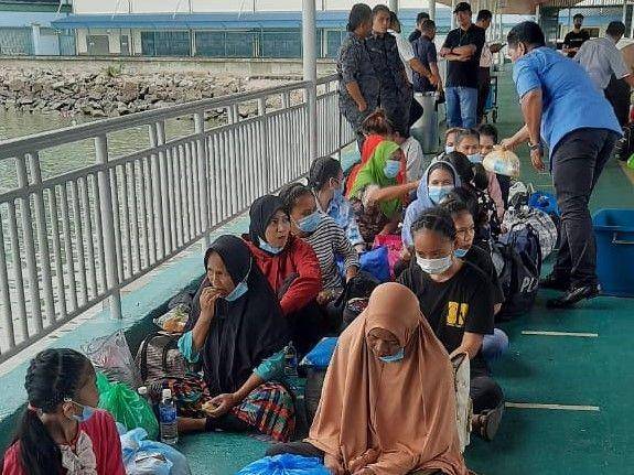 92 WNI/PMI bermasalah dipulangkan ke Indonesia dari Tawau, Malaysia. (dok. KRI Tawau)