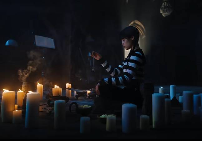 Wednesday Addams saat melakukan pemanggilan arwah (dok. Netflix/Wednesday Addams)